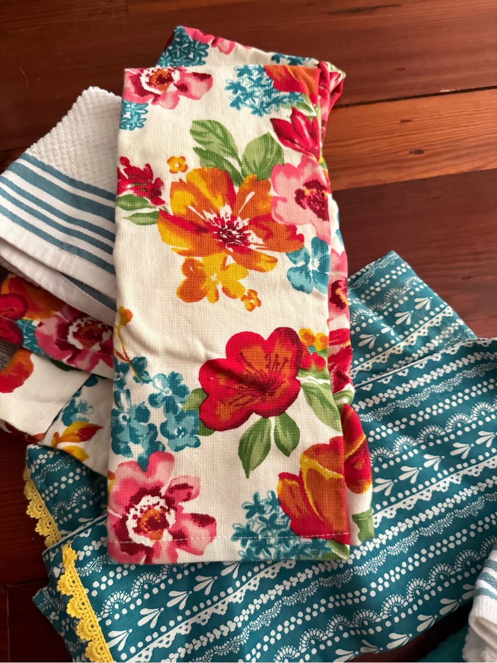 Pioneer Woman dish towel set, Wildflower Whimsy Pioneer Woman, farmhouse towels - Picture 7 of 8